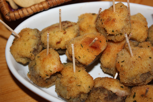  champiñones empanados rellenos de besamel con gambas 