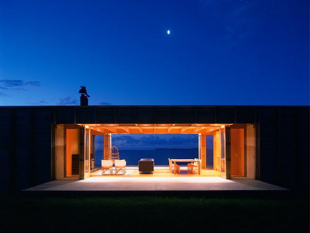 Одноэтажный деревянный дом у океана, Коромандел, Новая Зеландия