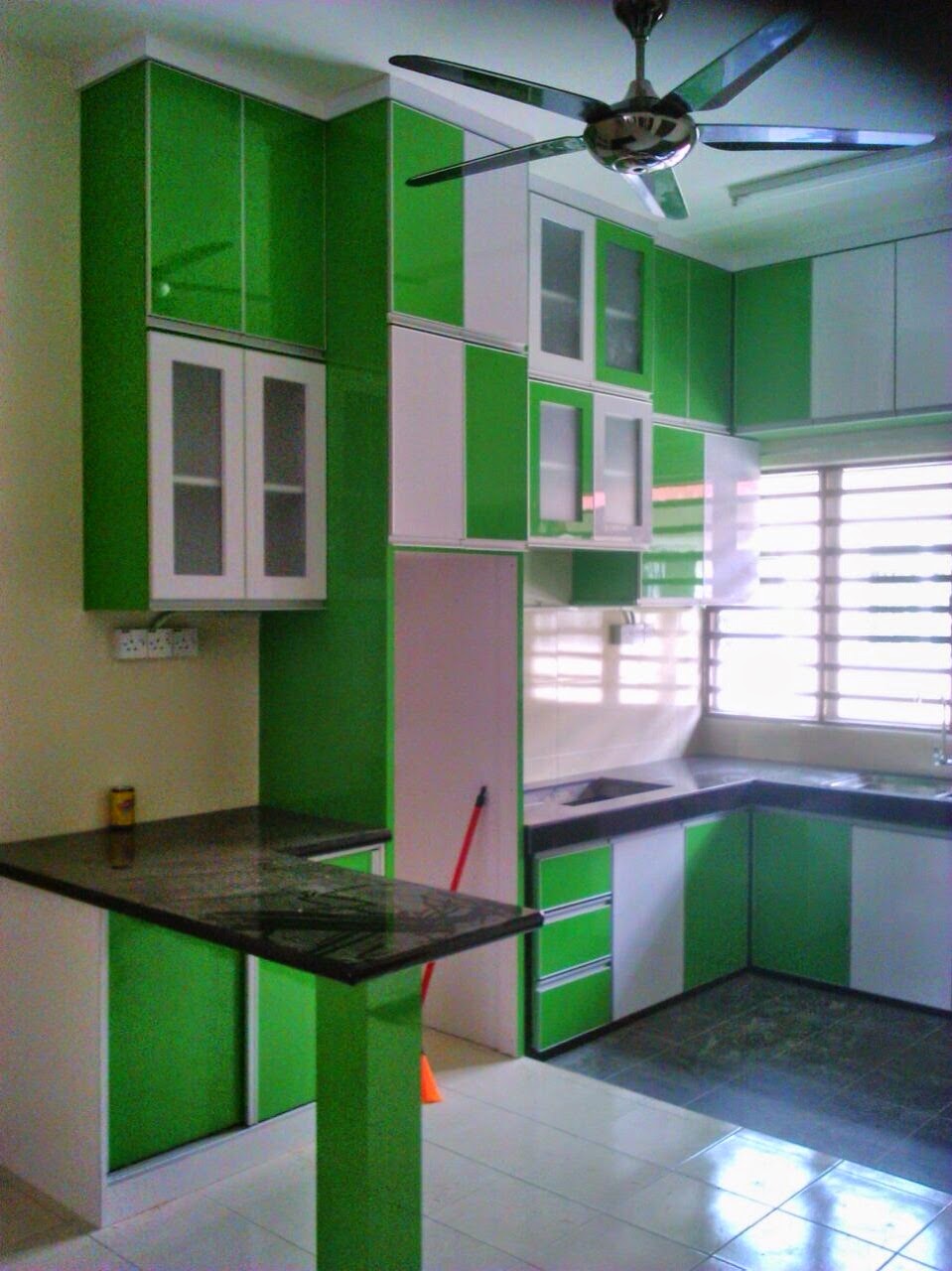 February 2017 Perniagaan Mim Formica Yang Di Gunakan Berwarna Hijau Gloss Serta Putih Pelanggan Ingin Membuat Kaunter Bar Kecil Berada Hadapan
