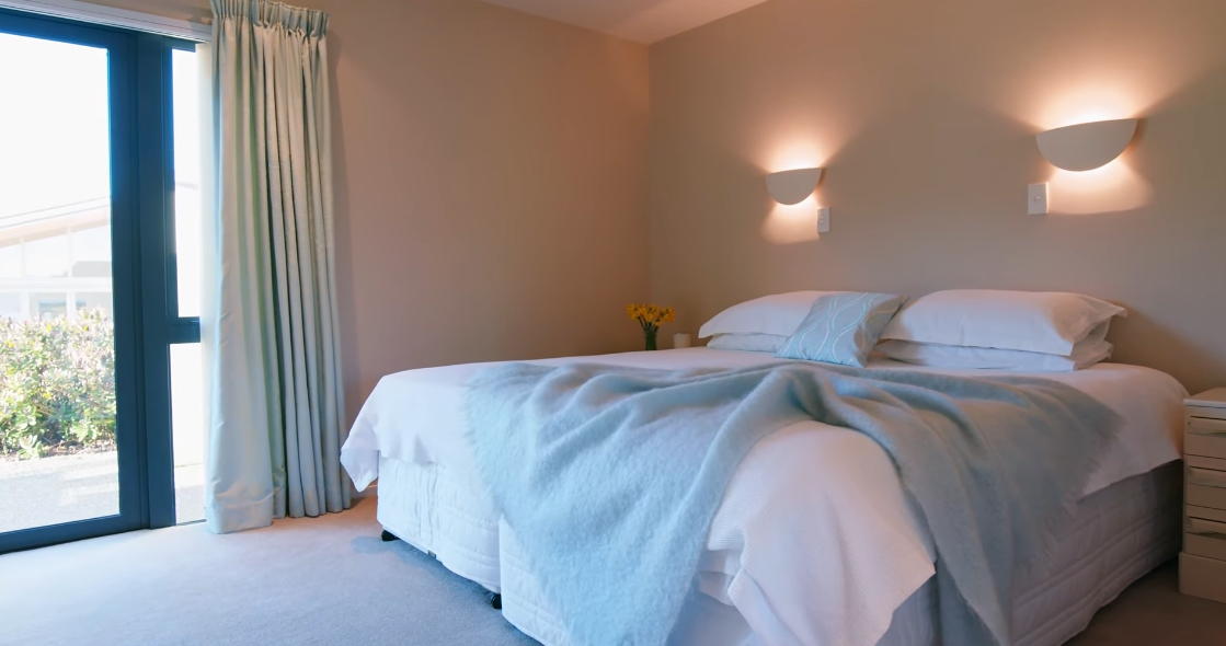 18 Interior Design Photos vs. 5 Milward Place, Kelvin Heights, Queenstown Luxury Home Tour