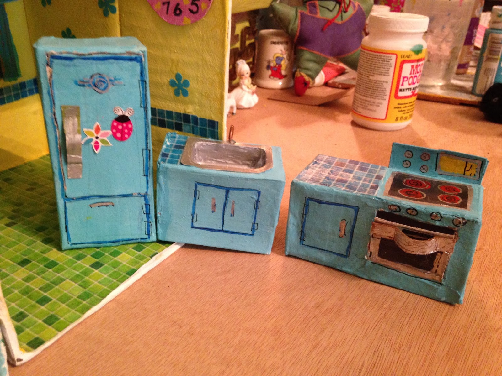 to the World of Vintage Lindy Lou! Cardboard dollhouse