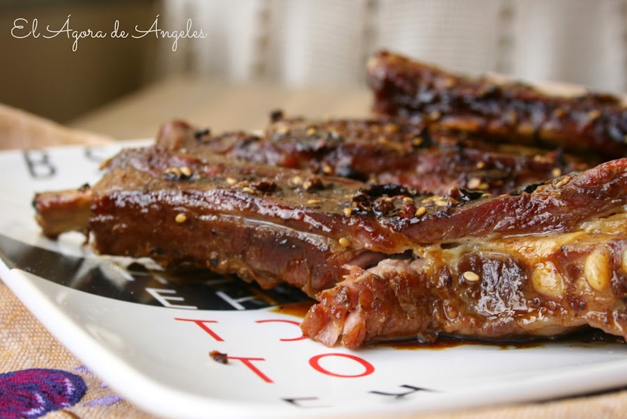 Costillas asadas especias, salsa de miel