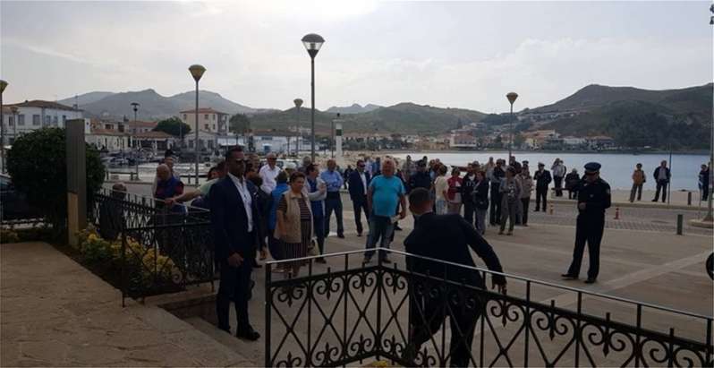 Οι κάτοικοι γύρισαν την πλάτη στον Τσίπρα...Περίπου 30 άτομα υποδέχθηκαν τον πρωθυπουργό στο Δημαρχείο της Λήμνου. Οι κάτοικοι γύρισαν την πλάτη στον Τσίπρα...Περίπου 30 άτομα υποδέχθηκαν τον πρωθυπουργό στο Δημαρχείο της Λήμνου.