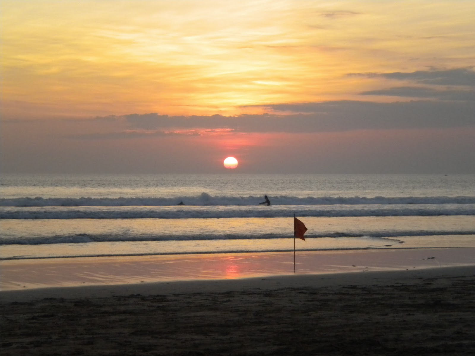 Foto-foto Perjalanan: Sunset di Pantai Kuta & Legian