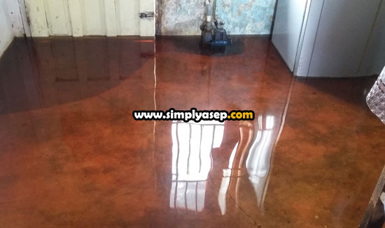 KEBANJIRAN : Ada "kolam renang" di dalam rumah saya. Kalau sudah begini harus cari akal bagaimana aktifitas di rumah tetap berjalan normal termasuk untuk aktifitas ngeblog bagi seorang blogger. Foto Asep Haryono KEBANJIRAN : Ada "kolam renang" di dalam rumah saya. Kalau sudah begini harus cari akal bagaimana aktifitas di rumah tetap berjalan normal termasuk untuk aktifitas ngeblog bagi seorang blogger. Foto Asep Haryono