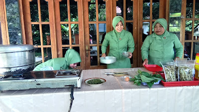 PERSIT KODIM SRAGEN PAMER KETRAMPILAN MEMBUAT  STIK DARI DAUN SINGKONG