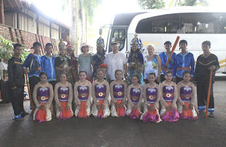 Sendra Tari Dewi Tanjung Lesung Photo bersama tamu Tanjung Lesung Beach Hotel