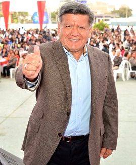 César Acuña Foto de César Acuña saludando muy alegre