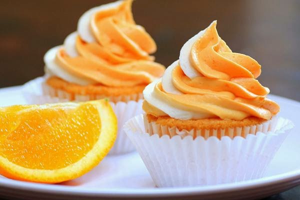 طريقة عمل كب كيك اللوز مع صوص البرتقال لذيذة ورائعة للأطفال والكبار