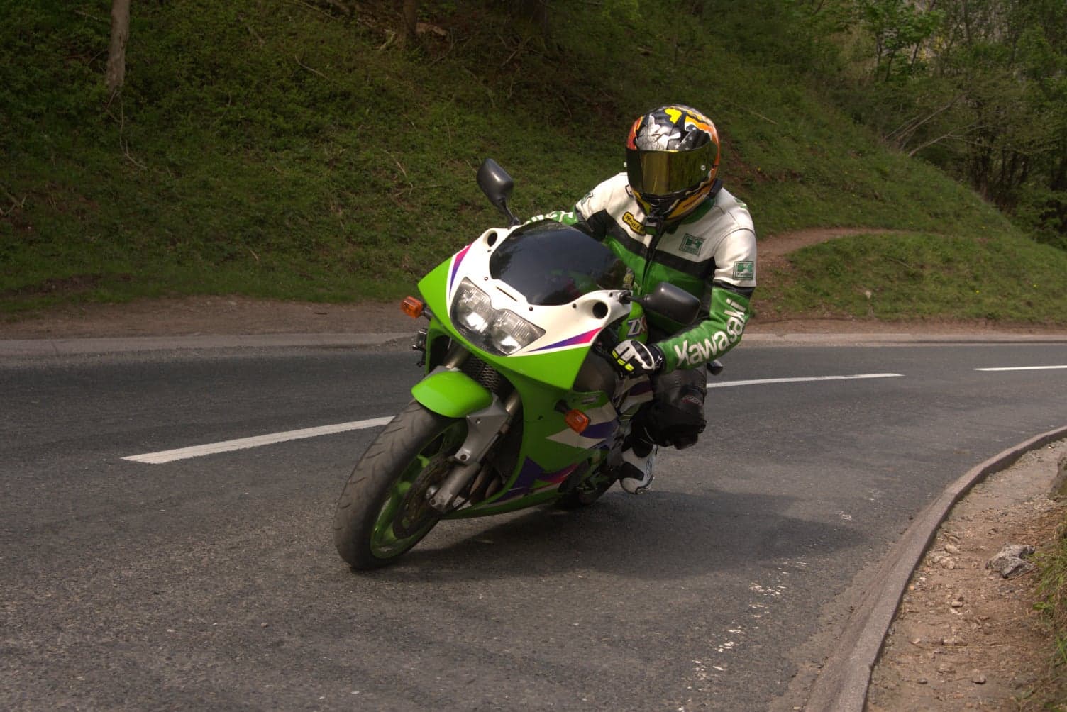 KAWASAKI ZXR400 A SCALED DOWN RACE FOR THE ROAD