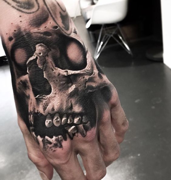 tatuaje en las manos para hombre