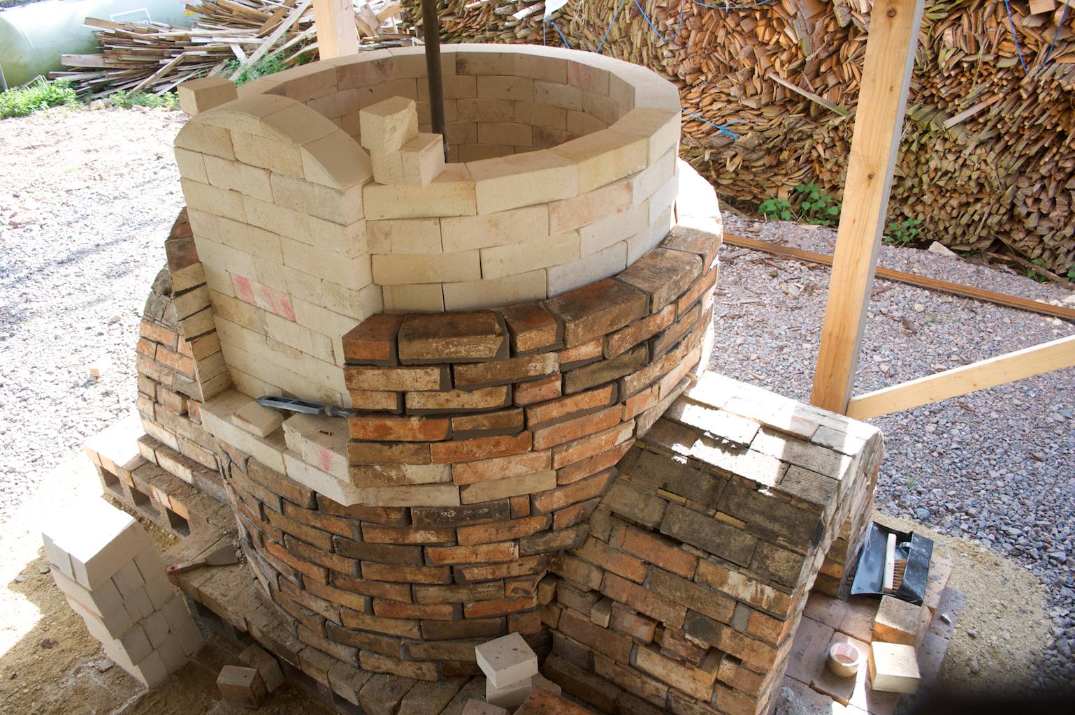Patia Davis Pots Building the bottle kiln
