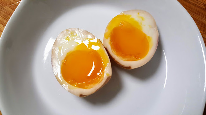 Oeuf Ajitama coupé en deux après 24 h de marinade. Oeuf Ajitama coupé en deux après 24 h de marinade.