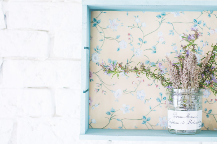 Cómo hacer una estantería con una caja de vino