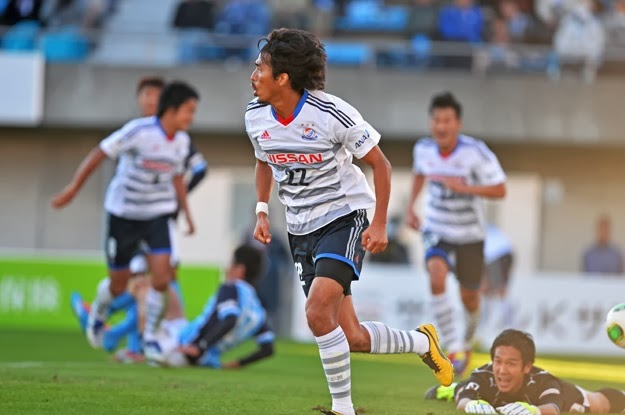 Novo' Marinos vence com gol de falta de Nakamura; Urawa vira líder