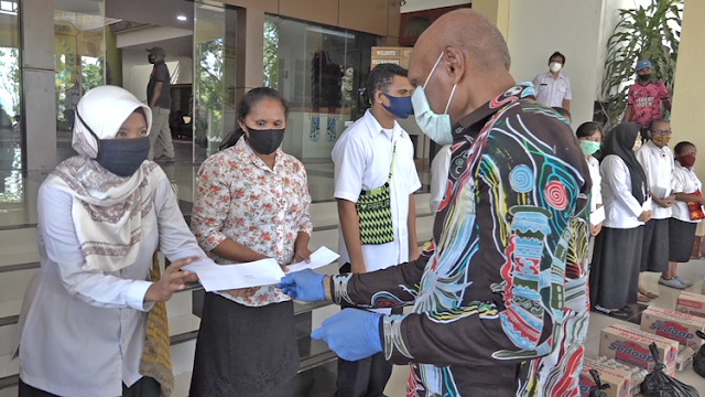 Pemkot Salurkan Bantuan Kepada 1860 Guru Honor, Tenaga Admin dan 111 Mahasiswa Port Numbay Pemkot Salurkan Bantuan Kepada 1860 Guru Honor, Tenaga Admin dan 111 Mahasiswa Port Numbay