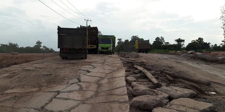 Jalan lingkar Kota Prabumulih dalam kondisi rusak berat