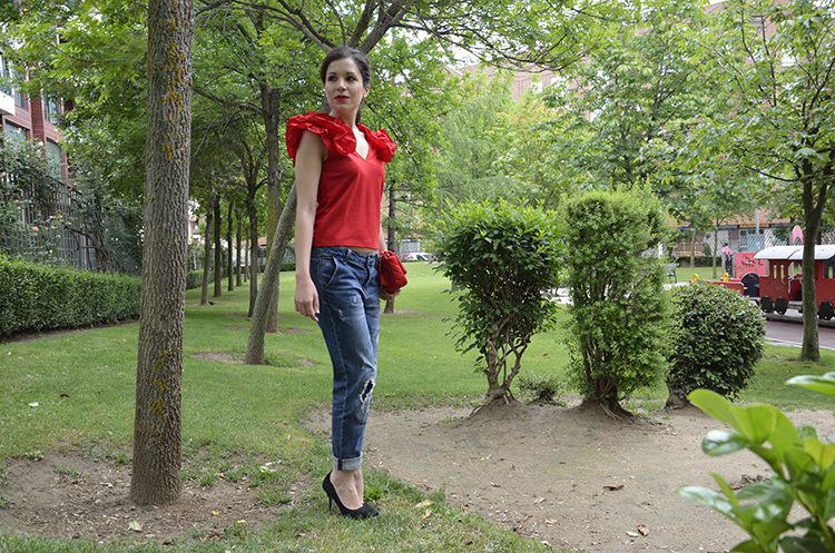red-tshirt-boyfriend-jeans-black-stilettos-outfit-ootd-look-trends-gallery