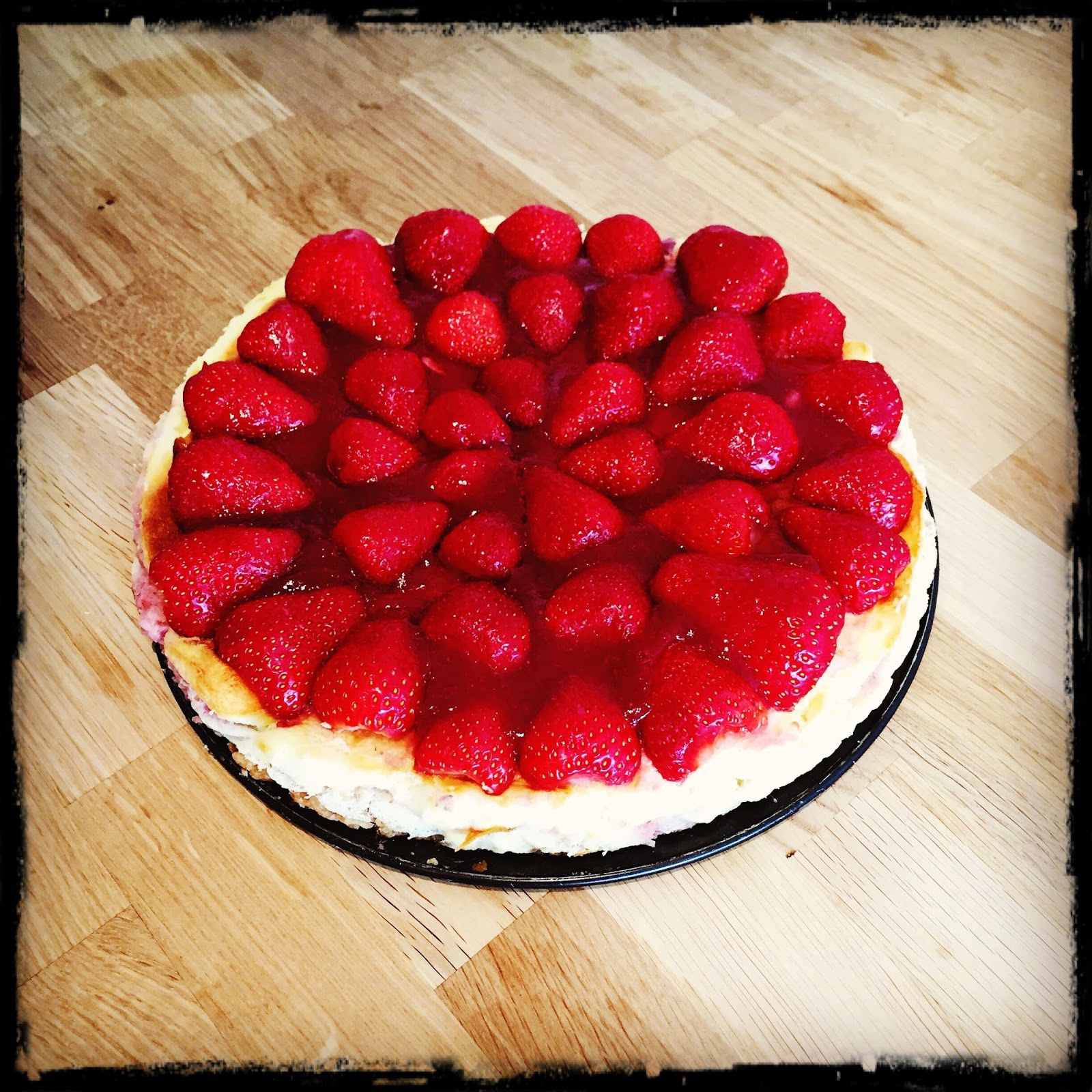 Zuckerbefreit: Endlich Erdbeeren! Erdbeer-Quark-Kuchen mit Agavendicksaft.