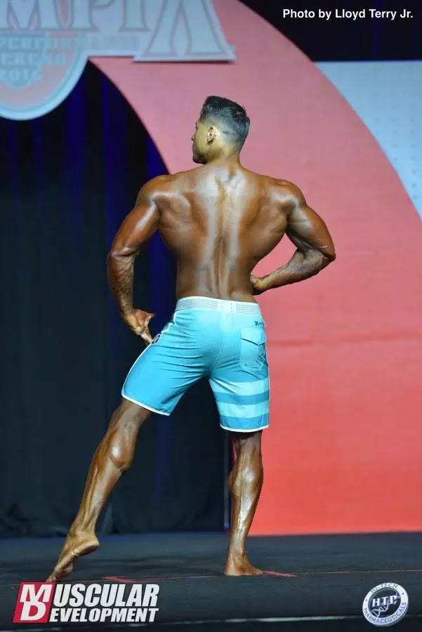 Felipe Franco mostra dorsais no palco do Mr. Olympia 2016 - Foto: Lloyd Terry Jr./Muscular Development