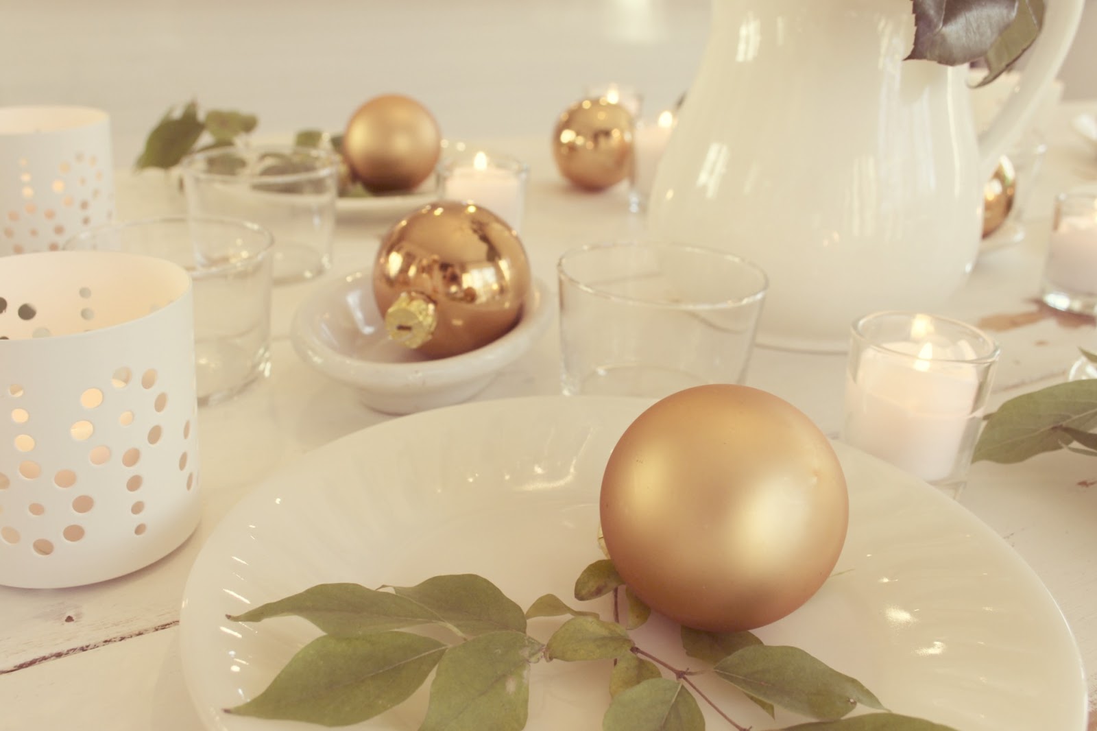 hellolovely-hello-lovely-studio-romantic-farmhouse-table-holiday-roses-white-gold