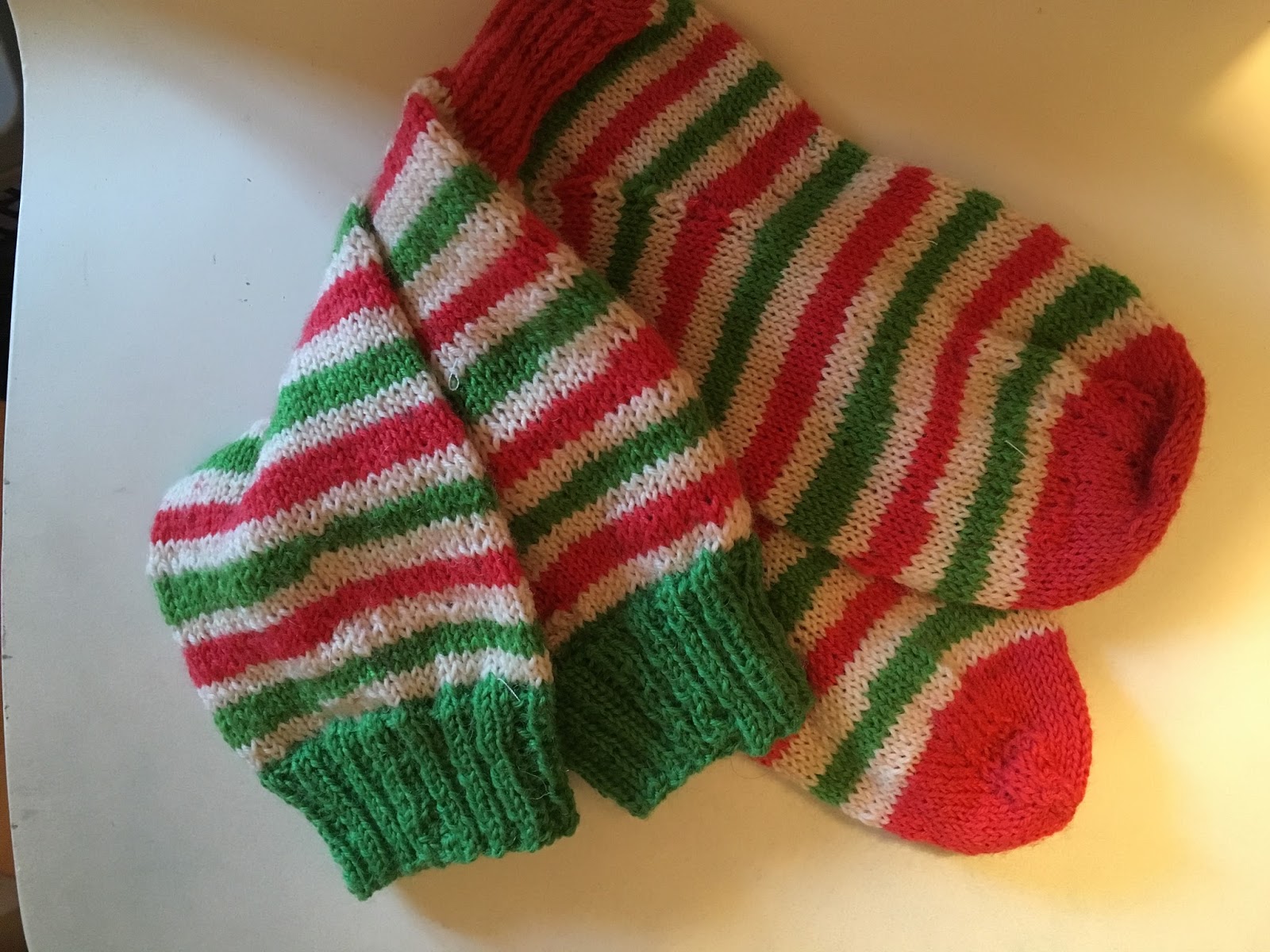 Creation d'Isis: Project 6 Candy cane socks
