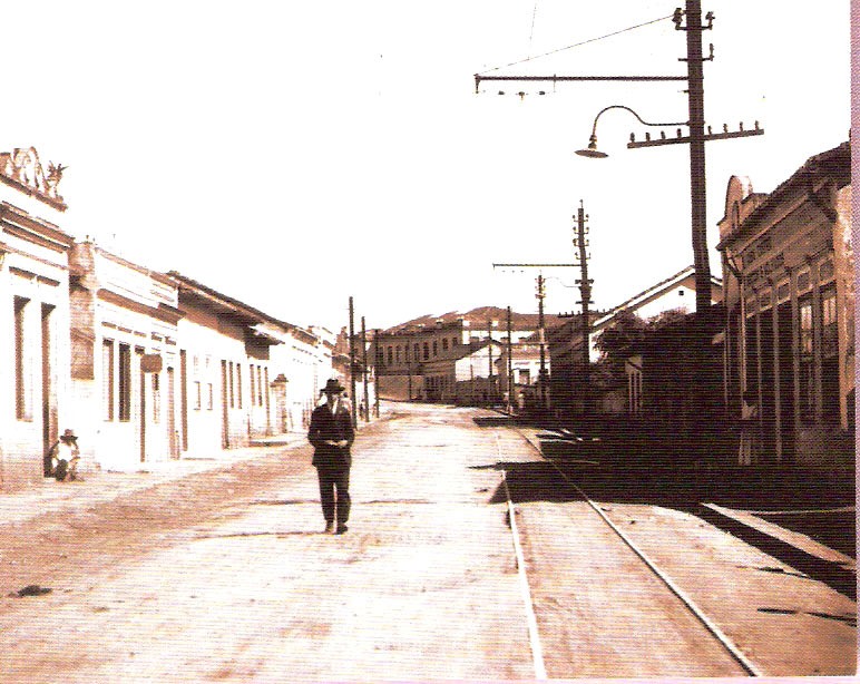 Rua Barão do Rio Branco, caminho para a cidade de Guaratinguetá nos idos de 1925 Rua Barão do Rio Branco, caminho para a cidade de Guaratinguetá nos idos de 1925