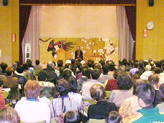 落語家・三遊亭楽春の楽しい落語鑑賞会の風景。 落語家・三遊亭楽春の楽しい落語鑑賞会の風景。