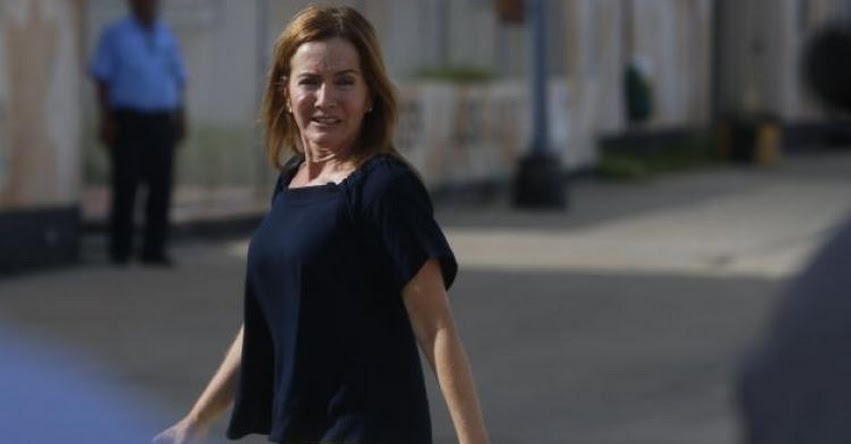 Ministra de Educación Marilú Martens estaría involucrada en irregularidades por compra de computadoras, según contralor Edgar Alarcón Ministra de Educación Marilú Martens estaría involucrada en irregularidades por compra de computadoras, según contralor Edgar Alarcón