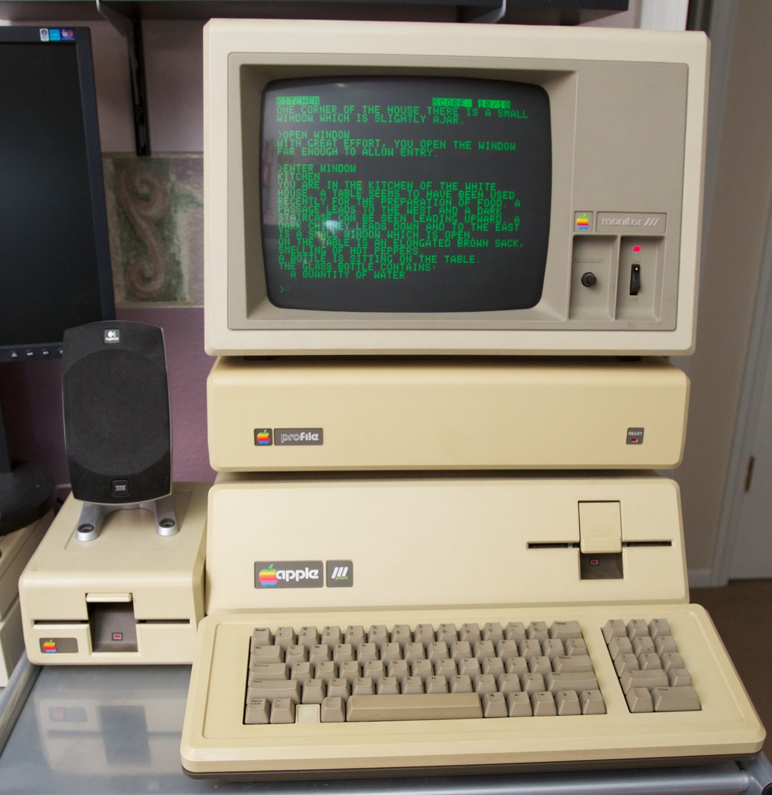 New apple 3. Первый компьютер Эппл 3. Самый первый компьютер. Первый компьютер в мире. Первый ПК В мире.
