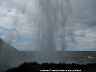 Vista desde atrás de la cascada de Seljalandfoss Vista desde atrás de la cascada de Seljalandfoss