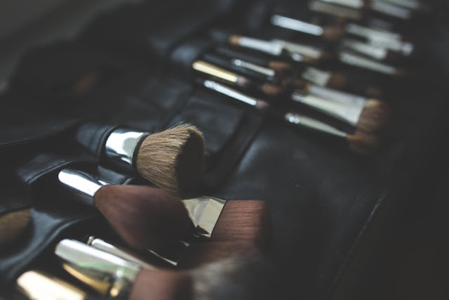 10 Christmas Makeup Ideas this christmas season - 1. Frost-kissed Holiday Look 10 Christmas Makeup Ideas this christmas season - 1. Frost-kissed Holiday Look