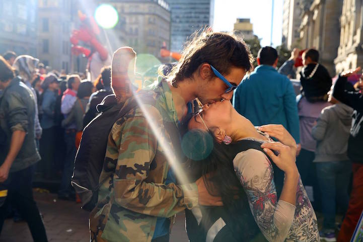 Traveling Photographer Captures Couples Kissing in Public Around the World Traveling Photographer Captures Couples Kissing in Public Around the World
