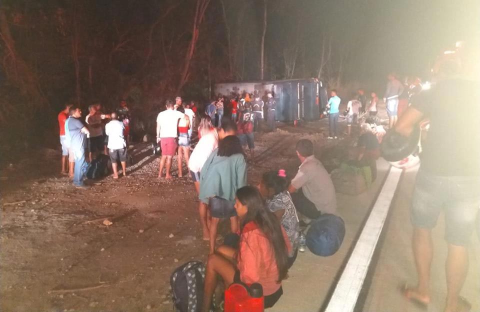 Ônibus com romeiros capota e deixa pelo menos 4 mortos no Ceará