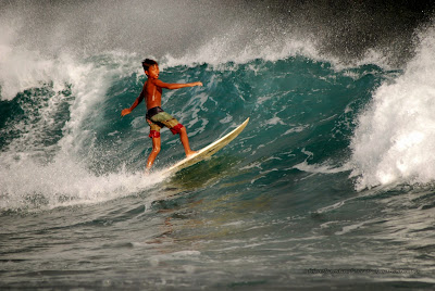 Surfing di PantaiSorake