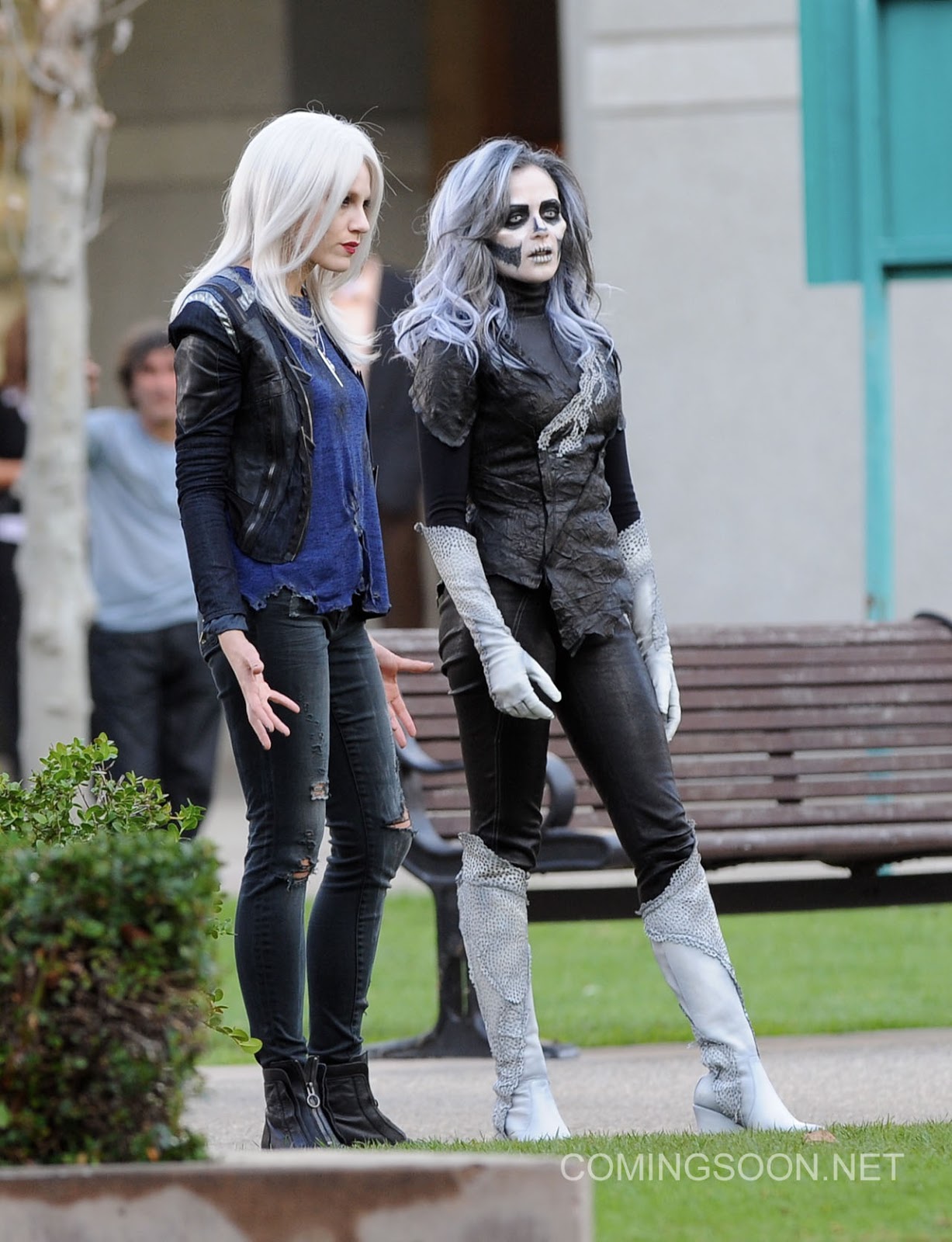 А вот и светловолосая старая подруга Кары: