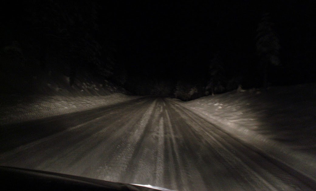 Вчера вечером ночью. Беломорский район р 21 кола. Ночная зимняя трасса. Дорога ночью из машины зимой. Ночная зимняя трасса из машины.