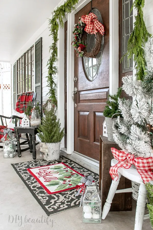 Christmas porch decorated with collected finds - DIY beautify