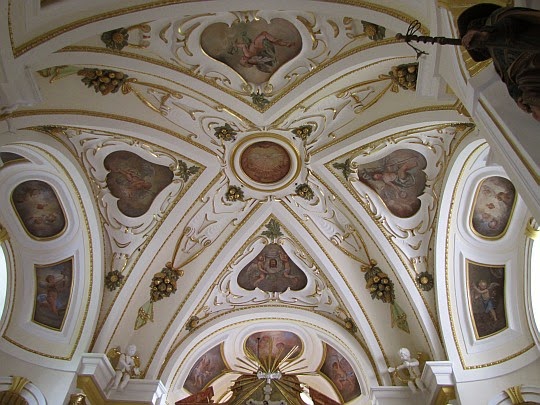 Sklepienie w Sanktuarium na Kościelcu. Sklepienie w Sanktuarium na Kościelcu.