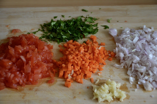 MIT LINSEN, REIS UND GRÜNKOHL GEFÜLLTE PAPRIKA IN TOMATENSAUCE MIT LINSEN, REIS UND GRÜNKOHL GEFÜLLTE PAPRIKA IN TOMATENSAUCE