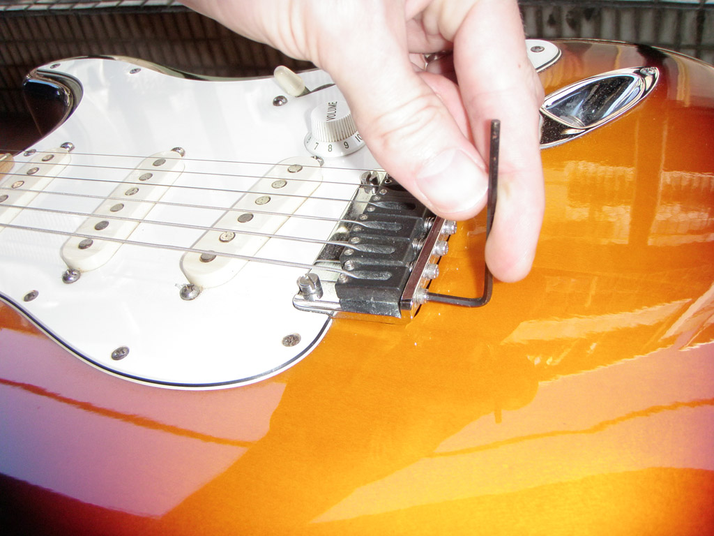 как отстроить мензуру на электрогитаре. регулировка мензуры электрогитары. мензура гитары настройка. как отстроить мензуру на электрогитаре. мензура на гитаре как настроить.