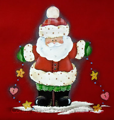 pano de copa vermelho com pintura de papai noel com enfeites de natal