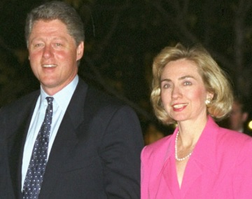 Bill Clinton y Hillary Clinton Foto de Bill Clinton caminando con Hillary Clinton