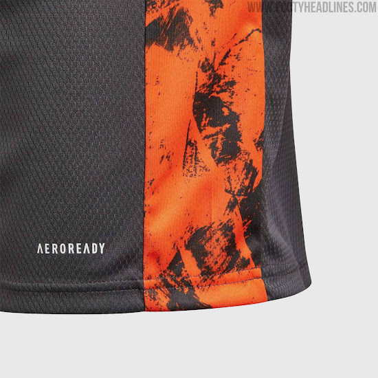 man utd kids goalkeeper kit