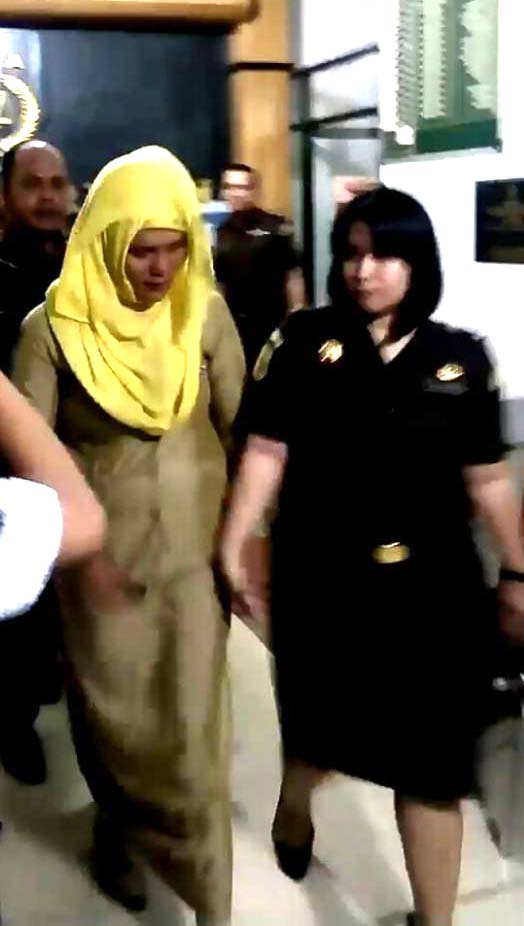 Mantan Dispenda Batubara Zuraidah saat di kantor kejaksaan. Mantan Dispenda Batubara Zuraidah saat di kantor kejaksaan.
