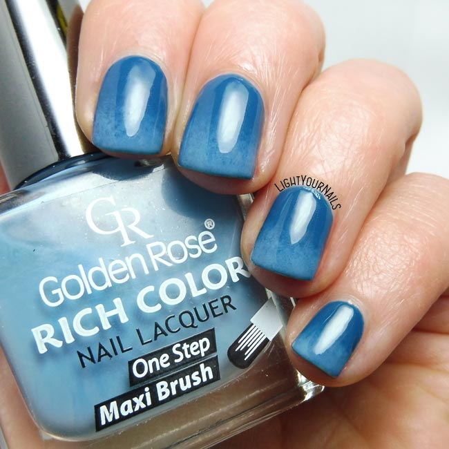 Blue gradient nail art
