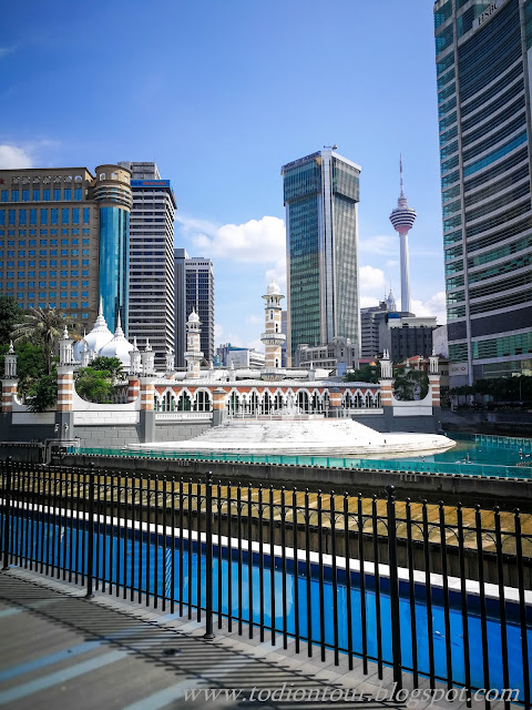Jamek Moschee, im Hintergrund der Fernsehturm und die Petronas Towers