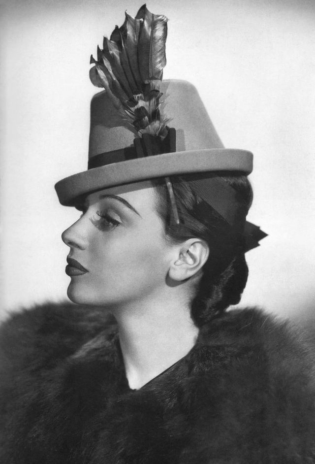 Glamorous Photos That Show Hat Styles of Classic Beauties From Between ...