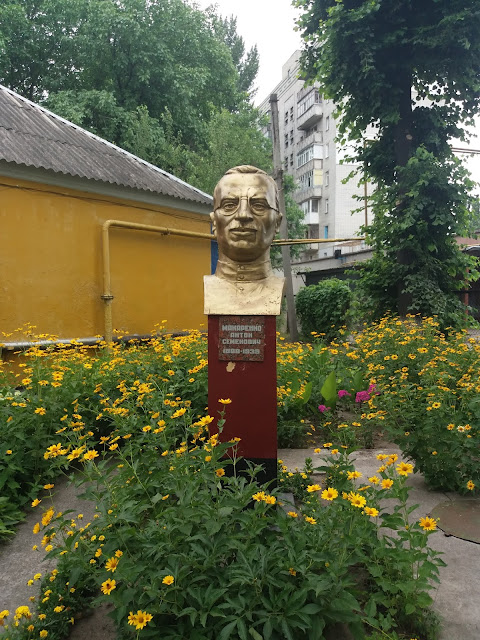Пам’ятник А. С. Макаренку біля МНВК №2 (Кременчук) © Oleh Kushch, CC-BY-SA-4.0