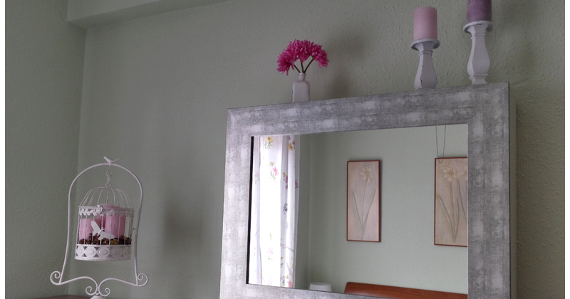 CÓMO HACER UN MUEBLE CON ESPEJO PARA OCULTAR LA TELEVISIÓN | Mientras